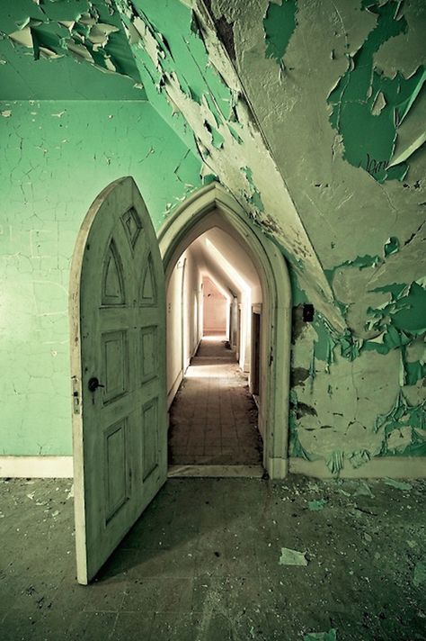 The abandoned Dundas Castle now lies hidden on a sprawling 964 acres of forestland in Roscoe, NY. Mansion Homes, Abandoned Castles, Abandoned House, Peeling Paint, Abandoned Mansions, Open Door, Haunted Places, Beautiful Doors, Abandoned Buildings