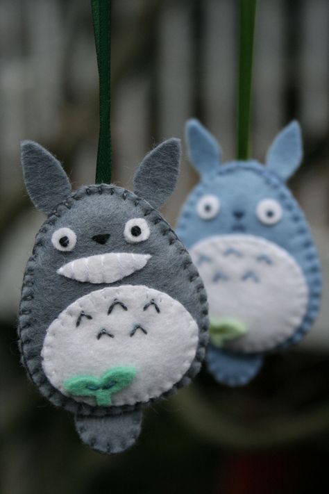 Totoro ornaments Totoro Diy Crafts, Totoro Felt, Totoro Crafts, Totoro Diy, Totoro Party, Studio Ghibli Crafts, Felt Animal, Anime Christmas, Anime Crafts