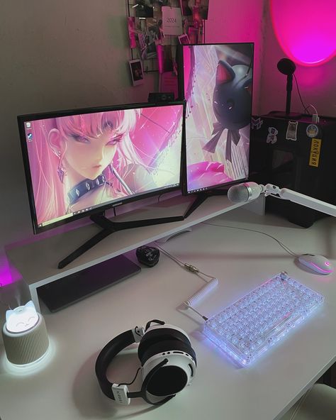 A little bit details of my desk - today it’s pink 💕 Black And White Desk Setup, Setup Rosa, Black And White Desk, Sailor Moon Pink, White Desk Setup, Gamer Setup, Desktop Setup, White Desk, So Tired