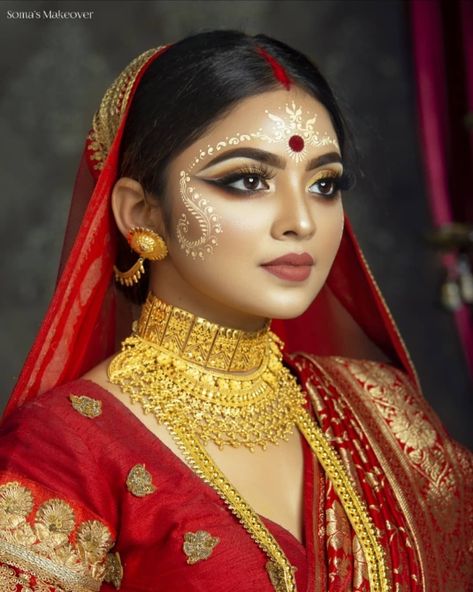 Photo shared by Bengali Weddings-SacredShaadi on August 28, 2020 tagging @miss_aarpita, and @angelsoma8. Image may contain: 1 person, closeup. Bridal Eyeshadow Looks, Bridal Eyeshadow, Bengali Makeup, Bengali Quotes, Indian Bride Makeup, Bengali Bridal Makeup, Bridal Jewellery Inspiration, Indian Wedding Gowns, Bridal Makeup Images