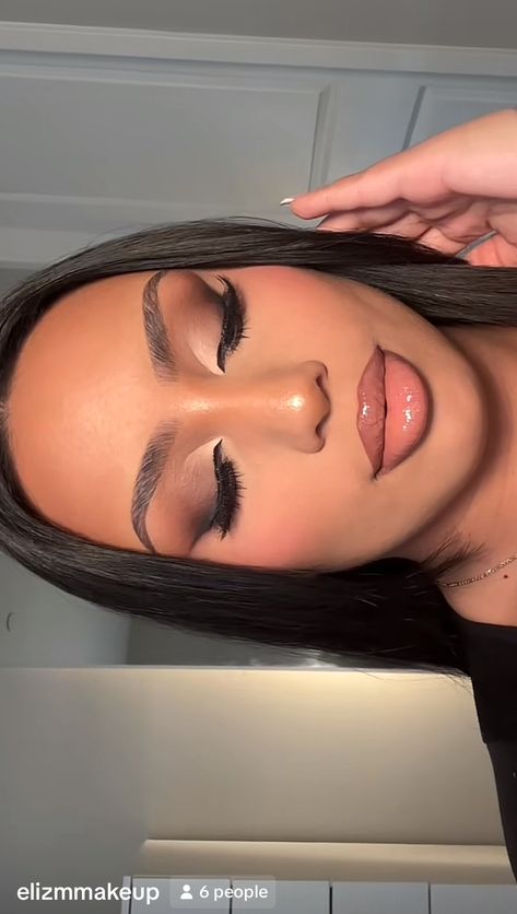 Soft Glam Wedding Makeup Brides Brown Skin, Grad Pictures Makeup, Graduation Photos Makeup, Soft Glam For Hooded Eyes, Creative Makeup Black Women, Eyeshadow Looks Color, Face Beat Makeup Prom, Md Makeup Looks, Soft Full Glam Makeup