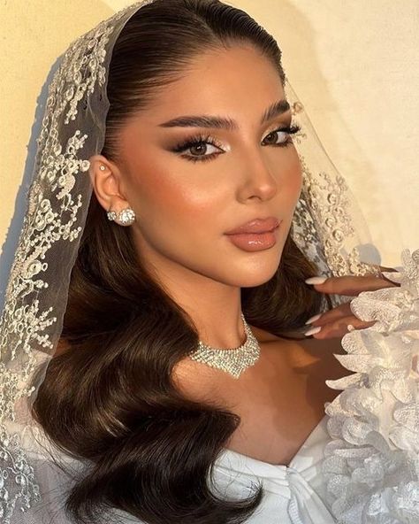 Arab Bride, Bride Hairstyles With Veil, Glam Bride Makeup, Bride Hairstyles For Long Hair, Arabian Wedding, Fishtail Wedding Dress, Bride Dress Simple, Wedding Dress Jewelry, Celebrity Makeup Looks