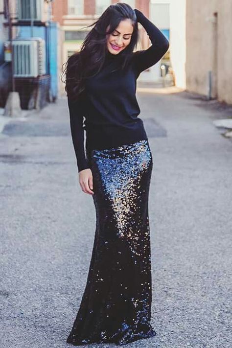 This black sequins maxi skirt is poppin' Black Sequin Skirt Outfit, Sequin Skirt Outfit, Maxi Sequin Skirt, Black Sequin Skirt, Elegante Casual, Mode Casual, Evening Outfits, Skirt Outfit, Grab Bags