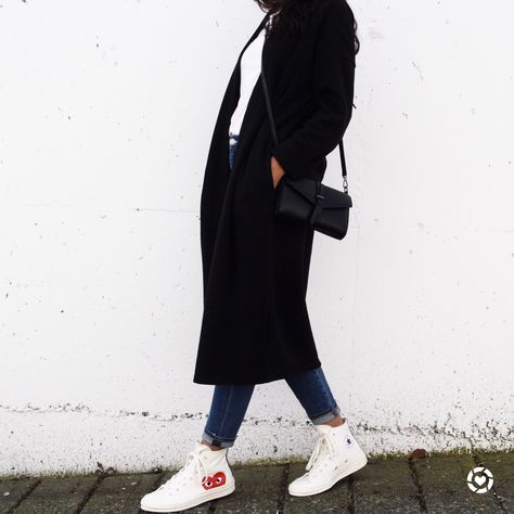 Street Style inspiration featuring Comme des Garçon Play Converse. / Black and denim outfit by @theomedit. Converse Cdg Outfit Woman, Converse Cdg Outfit, Cdg Outfit, Cdg Converse Outfit, Converse Sneakers Outfit, Converse Cdg, Athletic Chic, Cdg Converse, Converse Play