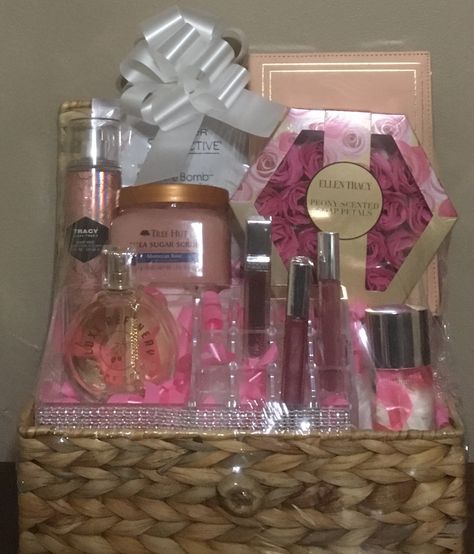 Diy Mother's Day Gift Basket, Pink Gift Basket, Creative Mother's Day Gifts, Gifts Aesthetic, Mothers Day Balloons, Mothers Day Baskets, Valentines Day Baskets, Hamper Ideas, Family Houses