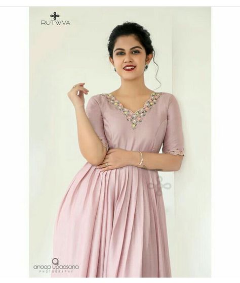 Pastel pink Tunic Frock Models For Women, Chiffon Kurti Design, Aline Kurti Design, Kurti Tunics, Handwork Designs, Chiffon Kurti, Kurti Anarkali, Trendy Kurtis, Georgette Kurtis