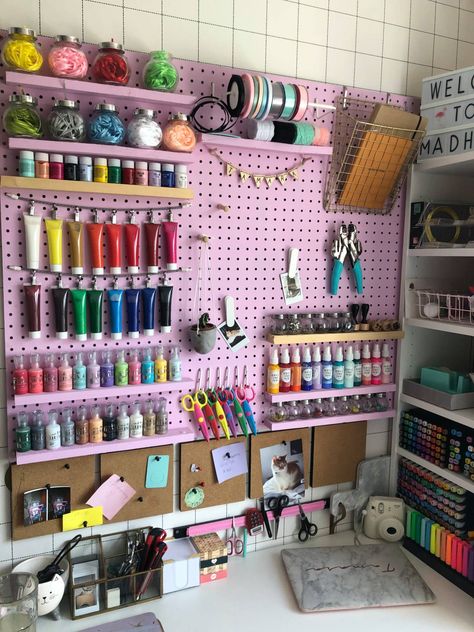 Basement Craft Room Ideas Unfinished, Craft Desk Ideas, Home Craft Room, Craft Bedroom, Dream Art Room, Crafting Area, Office Craft Room Combo, Art Studio Decor, Sewing Room Storage