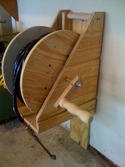 15+ Fab Art DIY Wood Wire Spool Furniture Ideas and Tutorials | www.FabArtDIY.com - Part 3 درابزين السلم, Spool Furniture, Air Hose Reel, Hose Reel, Wooden Spools, Diy Holz, Air Hose, Woodworking Jigs, Into The Woods