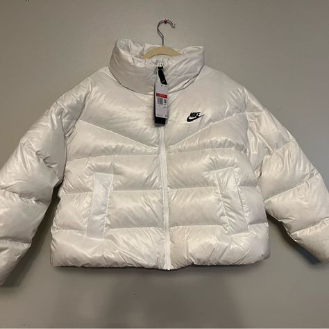 Womens Nike Coat Size: Large This Women’s Nike Coat Is Brand New With Tags. It Is An Absolute Must Have And Perfect For Your The Winter. Please Review All Pictures Before Making Your Purchase. If You Have Any Questions About This Item Please Email Me. Bobojaco Nike, Grey Puffer Coat, Nike Coat, Oversized Parka, Versace Style, Nike Sportswear Women, Woven Jacket, Puffer Jacket Women, Womens Nike