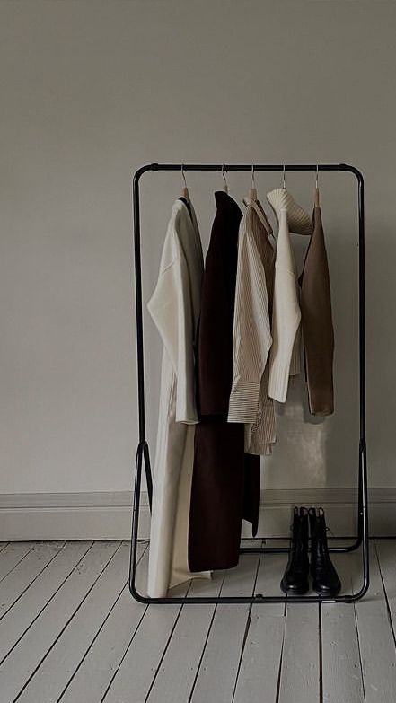 Minimalist Bedroom Wardrobe, Aesthetic Wardrobe Closet, Bedroom Wardrobe Designs, Closets Ideas, Cupboard Organization, Organizer Wardrobe, Wardrobe Aesthetic, Selling Clothes Online, Ultimate Capsule Wardrobe