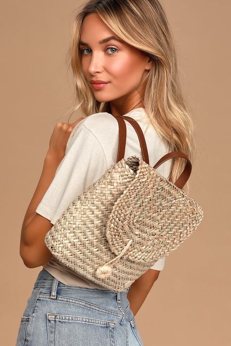 Changing Tides Beige Straw Backpack | Lulus 59.95 USD Woven Purse, Classic Purse, Monochromatic Fashion, Painted Bags, Beige Boho, Wicker Bags, Cute Handbags, Purse Styles, Jute Bags