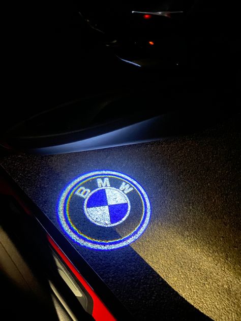 bmw car welcome lights night time vibe Bmw Profile Picture, Bmw Lights In Dark, Bmw Astethic, Bmw Aesthetic, Bmw Company, Bmw Girl, Dream Cars Bmw, German Beauty, Bmw Wallpapers