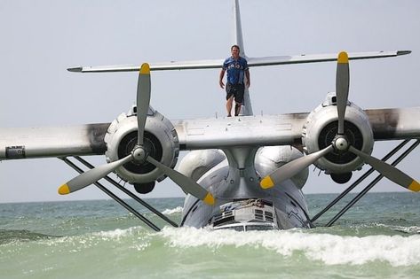 Tragic Story by Hans Wiesman: Dumbo PBY Catalina saved 56 USS Indianapolis Sailors From Massive Shark Attack Plane Float, Flying People, Pby Catalina, Water Movie, Uss Indianapolis, Sea Planes, Amphibious Aircraft, Flying Ship, Stealth Aircraft