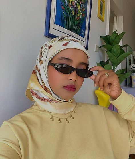 Scarf Outfit Hijab, Silk Scarf Hijab, Silk Scraf, Silk Scarf Outfit, Black Sunnies, Black Silk Scarf, Scarf Hijab, Scarf Outfit, Outfit Hijab