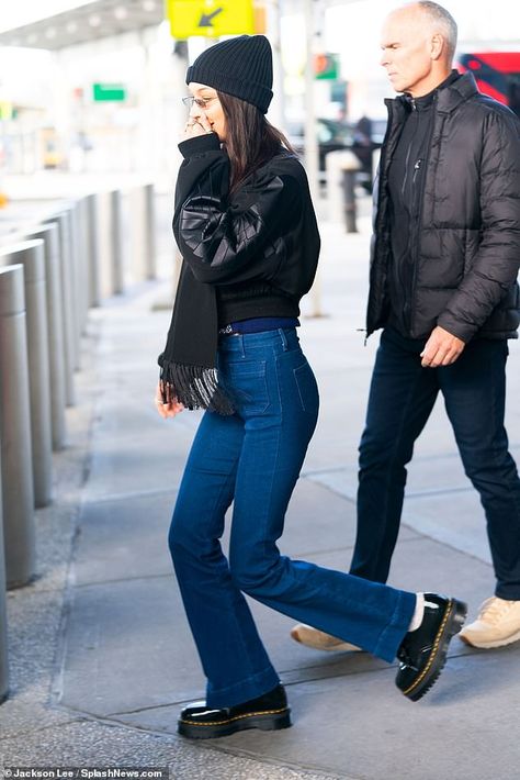 Chilly weather: She added a cosy scarf to prepare for the freezing New York temperatures a... Bella Hadid Outfits, Bella Hadid Style, Hadid Style, Celebrity Street Style, Mode Inspo, Mode Vintage, Mode Inspiration, Bella Hadid, Looks Vintage