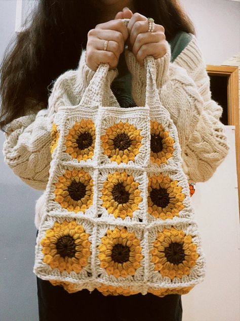 Bag crochet sunflower grunny square Sunflower Granny Square Bag, Crochet For Beginners Tutorial, Sunflower Bag Crochet, Sunflower Crochet Bag, Crochet Bag Design, Crochet Sunflower Bag, Bag Design Ideas, How To Crochet For Beginners, Sunflower Bag