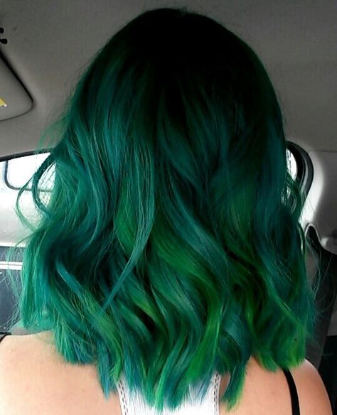 Dark Green Hair, Teal Hair, Costume Noir, Beauty Hairstyles, Penteado Cabelo Curto, Scene Hair, Dye My Hair, Hair Dye Colors, Mermaid Hair