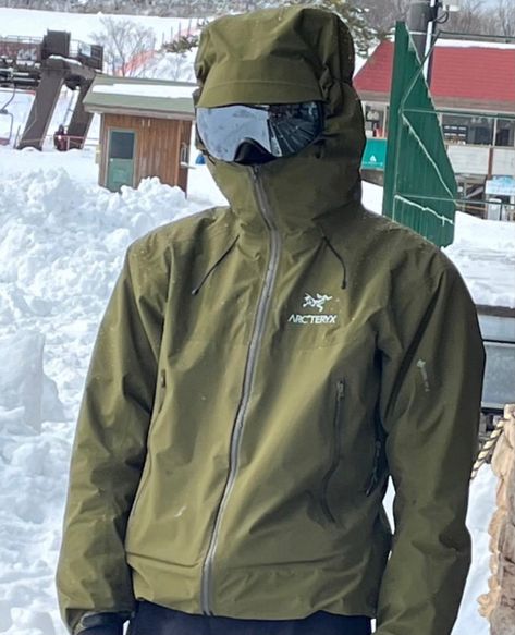 Arcteryx Jacket Green, Green Arcteryx Jacket, Green Ski Outfit, Ski Steeze, Granola Guy Style, Mens Ski Clothes, Green Gorpcore, Gorpcore Fashion, Arcteryx Jacket