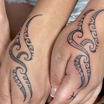 Ku’u • Tattoo Artist on Instagram: "👑 matchy matchy • sister kine tingz 🌊 with their individual zodiac symbols to personalize it ✨ ————————- #polynesian #hawaii #maui #daintytattoo #feminineenergy #femininepolynesiantattoo" Polynesian Tattoos Women Meaning, Maui Tattoo, Polynesian Tattoos Women, Polynesian Tattoos, Samoan Tattoo, Hawaii Maui, Tattoos Women, Dainty Tattoos, Subtle Tattoos