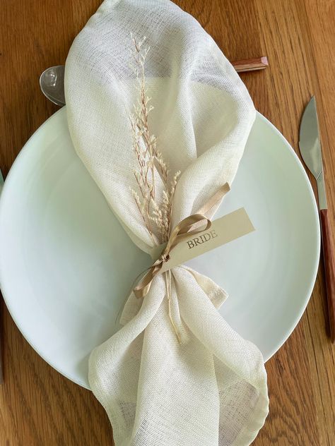 Diy Napkin Rings Wedding, Table Setting Simple, Wedding Napkin Folding, Wedding Name Tags, Paper Napkin Folding, Table Elements, Napkin Rings Diy, Modern Table Setting, Napkin Rings Wedding