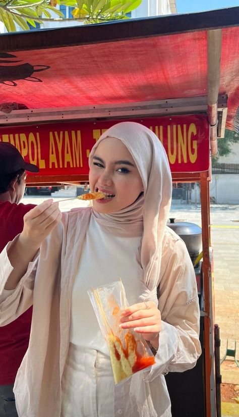 Ootd Baju Cream Hijab, Cream Outfit Hijab, White Hijab Outfit, Outfit Traveling, White Blouse Outfit, Hijabi Fashion Summer, Aesthetics Fashion, Carnival Outfit, Cream Outfit