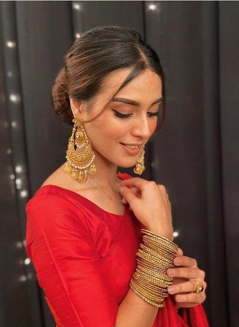 Hairstyle | Haircut | Iqra aziz | Actress Iqra Aziz Makeup, Iqra Aziz Dresses, Saree Photography, Actress Dress, Pakistani Makeup, Suno Chanda, Sarees For Girls, Pakistani Actors, Iqra Aziz