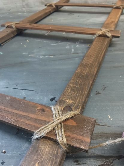 Farmhouse Ladder, Quilt Ladder, Primitive Bathrooms, Primitive Wood Crafts, Diy Ladder, Diy Blanket Ladder, Rustic Ladder, Easy Build, Blanket Ladder