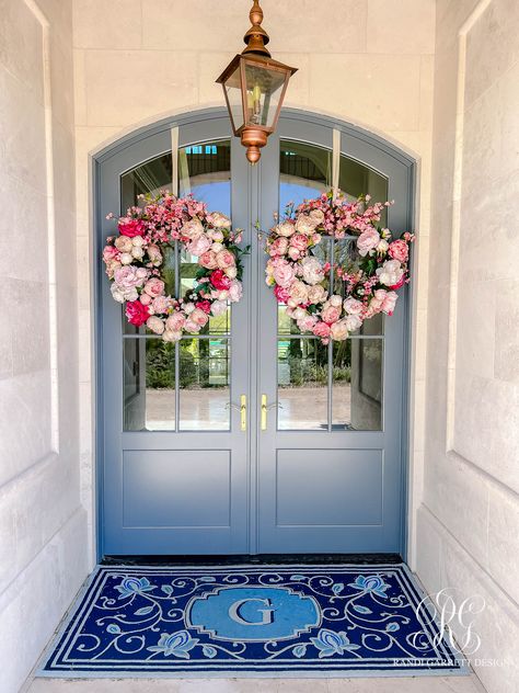 Spring Home Tour - Spring Decor Ideas for your Home - Randi Garrett Design Spring Entryway, Entryway Inspo, Beach House Room, Spring Decor Ideas, Gorgeous Doors, White Ginger Jars, Front Porch Decor, Enchanted Home, Entryway Ideas