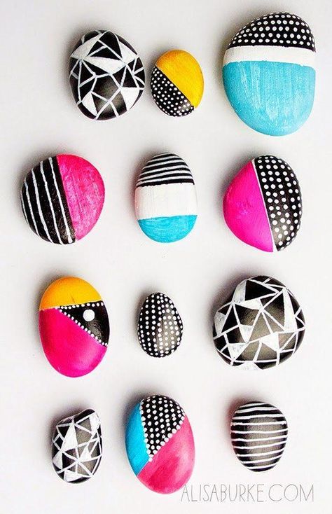 ideas para decorar y pintar piedras a mano #craftsforteens Sharpie Crafts, Diy Crafts For Teens, Art Pierre, Painted Rocks Diy, Bee Crafts, Paint Rock, Rock Painting Designs, Stone Crafts, Rock Painting Art