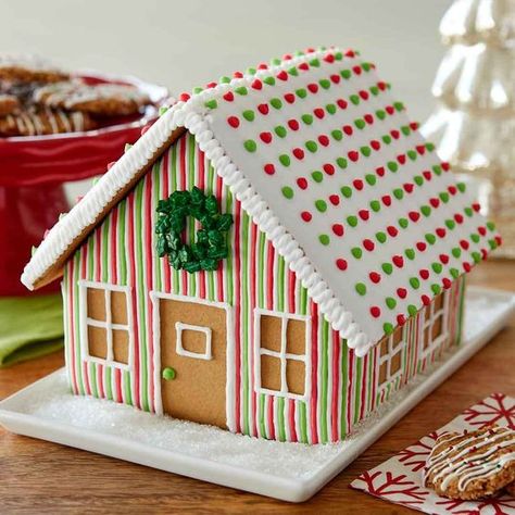 100 Gingerbread House Ideas to give your Christmas Party a Delicious Dose of Happiness - Hike n Dip Graham Cracker Gingerbread, Easy Gingerbread House, Graham Cracker Gingerbread House, Halloween Gingerbread House, Homemade Gingerbread House, Gingerbread House Ideas, Cool Gingerbread Houses, Gingerbread House Candy, Ginger Bread House Diy