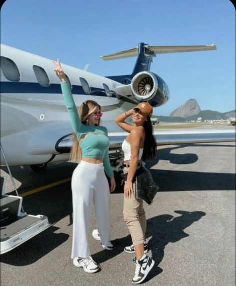 Foto Best Friend, Jet Girl, Airport Pictures, Rich Girl Lifestyle, Travel Outfit Summer, Foto Baby, Mode Boho, Best Friends Aesthetic, Luxury Lifestyle Dreams