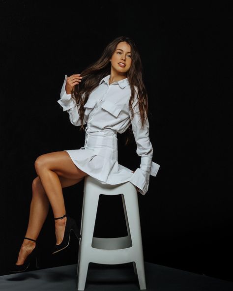 Model Stool Poses, Short Dress Poses Photo Ideas, Sitting On Stool Poses, Poses On Stool, Women Sitting Poses, Stool Poses Photography, Stool Photoshoot Photo Ideas, Stool Photography, Ladies Poses