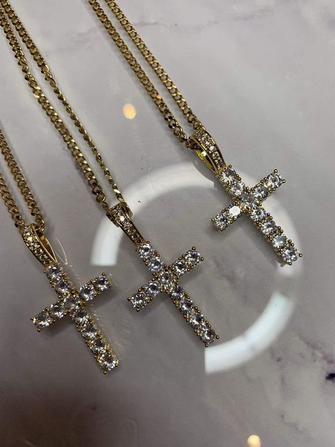 Perfect accessory for any outfit. A simple and delicate cross <3 Cute Chains, Arte Bob Marley, Cross Necklace For Women, Jewelry Cross, Cross Necklaces, Cross Chain, Gold Cross Necklace, Jewelry Accessories Ideas, Dope Jewelry