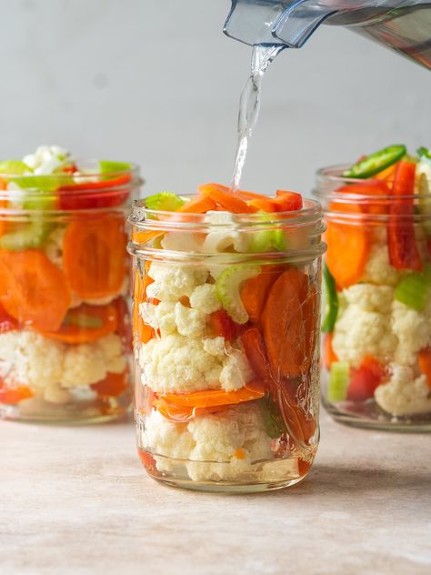 Homemade Giardiniera Recipe, Pickled Veggies Recipe, Quick Pickled Veggies, Giardiniera Recipe, Pickle Brine, Quick Pickle, Easy Pickling Recipes, Pickled Vegetables Recipe, Hot Pickles