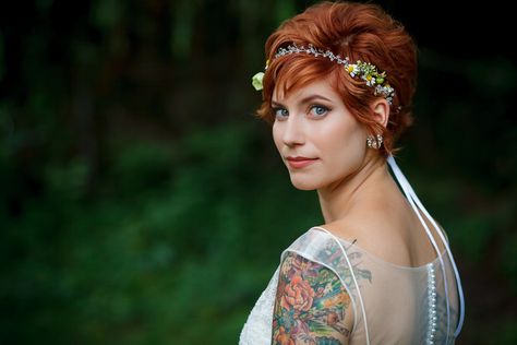 short hair bride with subtle vintage makeup | Andrea & Nate's alternative Maryland wedding at American Visionary Art Museum | Images: A.E. Landes Photography American Visionary Art Museum, Short Hair Bride, Daisy Headband, Brides With Tattoos, Architectural Photographers, Washington Dc Wedding, Maryland Wedding, Event Photographer, Dc Weddings