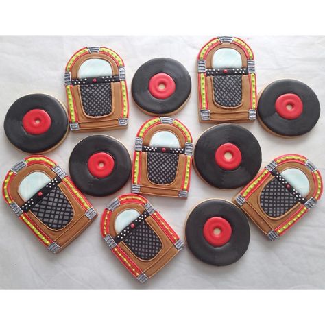 Retro jukeboxes and vinyl record decorated cookies. Vinyl Cookies, Vinyl Record Cookies, Vinyl Record Cookies Decorated, Record Cookies, Record Cookies Decorated, Retro Cookies, Festa Black, Girly Cookies, Grease Party