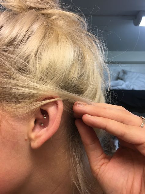 Daith piercing - day 2 @youngandgrooovy Instagram Daith Ear Piercing, Bodysuit Tattoos, Daith Piercings, Ear Peircings, Cool Ear Piercings, Cute Ear Piercings, Cute Piercings, Hammered Hoop Earrings, Fake Piercing