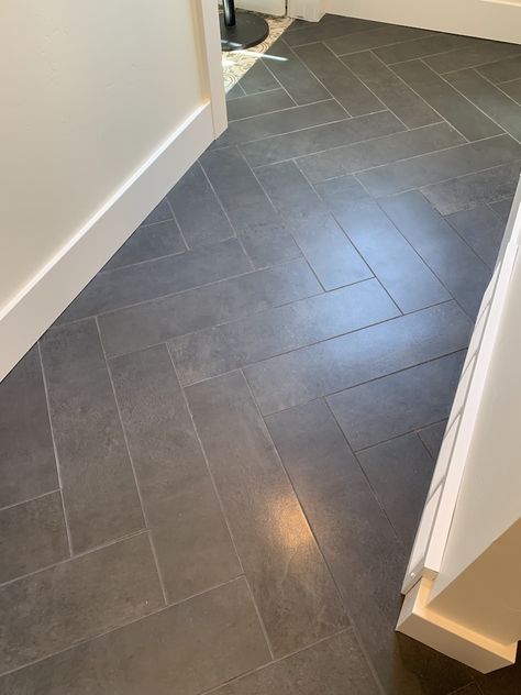 Farmhouse Ceramic Tile Floor, Grey Tile Entryway, Slate Floors Bathroom, Powder Room Tile Floor, Modern Style Homes Interior, Bathroom Floors Ideas, Dark Grey Tile Bathroom, Jack And Jill Bathrooms, Slate Bathroom Floor