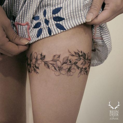 Flores estilo liga por Reindeer Ink Zihwa Hongdae - Tatuajes para Mujeres Tattoos For Women On Thigh, Bachelorette Tattoos, Garter Tattoo, Tattoo Band, Wrap Around Tattoo, Dragons Tattoo, 16 Tattoo, Arm Temporary Tattoos, Flower Tattoo Arm