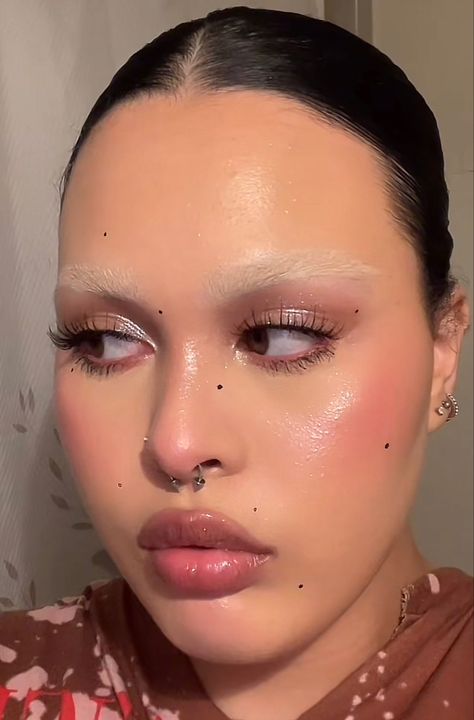 Bleached brow makeup Bleached Brow Makeup, Bleached Eyebrows, Perfect Beauty, Dope Makeup, Bold Makeup, Creative Makeup Looks, Makeup Obsession, Baddie Makeup, Brow Makeup