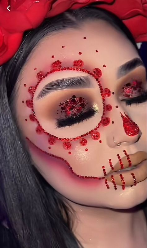 Catrina Half Face Makeup, Red Catrina Makeup, Catrina Makeup Half Face, Half Face Makeup, Classy Halloween Costumes, Skeleton Makeup, Halloween Makeup Pretty, Dramatic Eye Makeup, Special Fx Makeup