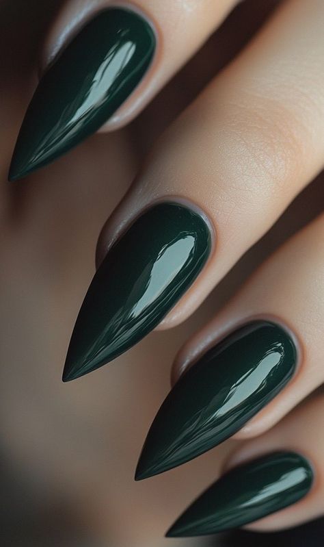 Dark green nails British Racing Green Nails, Black Green Ombre Nails, Slytherin Nails, Green Manicure, Stiletto Nails Short, Emerald Nails, Black Manicure, Dark Green Nails, Sharp Nails