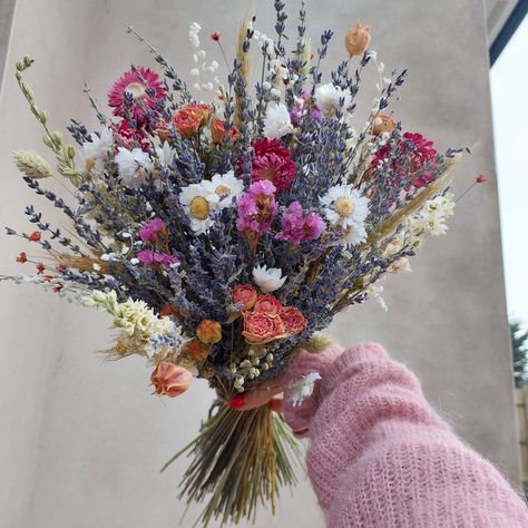 A beautiful large handmade dried flower arrangement.  Created with the most stunning dried wild flowers including lavender, Dasies, Statice. Size options: Small Size: 20cm W x 35cm L (£55.00) Med Size: 25cm W x 40cm L (£65.00) Large Size: 30cm W x 40cm L (£75.00) (pictured)  DRIED FLOWER CARE: We recommend to keep them in the best condition: - Use in bud vase with no water  -Keep the dried flowers outside of sunlight (store in a dry area) -Lifespan (can last up to 12 months +) if stored and cared for correctly Please note some dried flowers are seasonal, therefore if an item is out of season or stock, we will use a similar flower to match as close as possible (colour and style may differ slightly). Thanks for your understanding.  Approx lead time for order is 1-2 weeks. Custom orders: We c Dry Wildflower Bouquet, Dry Flowers For Wedding, Dried Flowers Table Setting, Spring Dried Flower Bouquet, Wild Flower Fall Bouquet, Dry Wild Flowers, Dried Wild Flowers, Colourful Dried Flowers, Wildflower Floral Arrangements