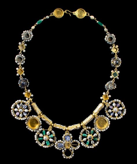 Byzantine Masterpiece Necklace, 6th-7th Century ADThis outstanding necklace is among the finest pieces of early Byzantine jewelry still… Byzantine Gold, Byzantine Jewelry, Ancient Jewels, Egyptian Necklace, Ancient Jewellery, Historical Jewellery, Medieval Jewelry, Art Antique, Ancient Jewelry