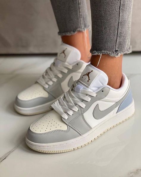 Sepatu Air Jordan, Skor Sneakers Nike, Обувь Air Jordan, Jordan Shoes For Women, Boty Nike, Skor Sneakers, Preppy Shoes, All Nike Shoes, Low Shoes