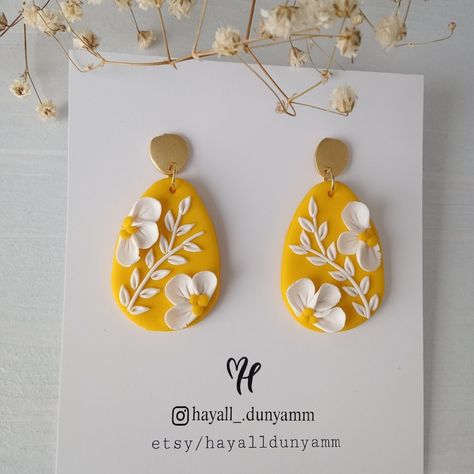 Floral Summer Earrings With Polymerclay - Etsy Floral Polymer Clay Earrings, Polymer Clay Earrings Ideas, Laser Earrings, Clay Embroidery, Polymer Flowers, Clay Studs, Clay Designs, Polymer Clay Flower Jewelry, Diy Earrings Polymer Clay