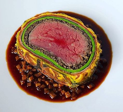 Beef Wellington Plating, Fine Dining Plating, Steak Doneness, Chef Dishes, Culinary Art, Fine Dining Recipes, Smoked Beef, Food Gallery, Beef Wellington