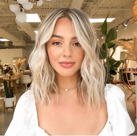 Long Bob Blonde Money Piece, Cute Blonde Haircuts Medium, Cool Blonde Lob, Blonde Medium Short Hair, Bright Blonde Balayage Short Hair, Collarbone Length Blonde Hair, Shorts Haircuts For Women, Short Hair Cuts Blonde, Collarbone Length Hair Blonde