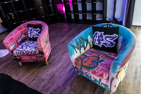 Graffiti Glam Decor, Wall Mural Graffiti, Tattoo Shop Ideas Decor, Graffiti Home Decor, Centerpieces With Moss, Graffiti Chair, Graffiti Interior Design, Spray Paint Table, 90s Furniture