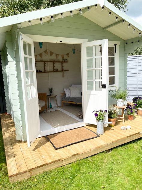 Landscaping Around A Shed Ideas, Small Summerhouse Interiors Ideas, Garden Summer House Ideas, Summer House Interior, Summer House Ideas, Small Summer House, She Shed Interior, Barn Dominium, Cottage Garden Sheds